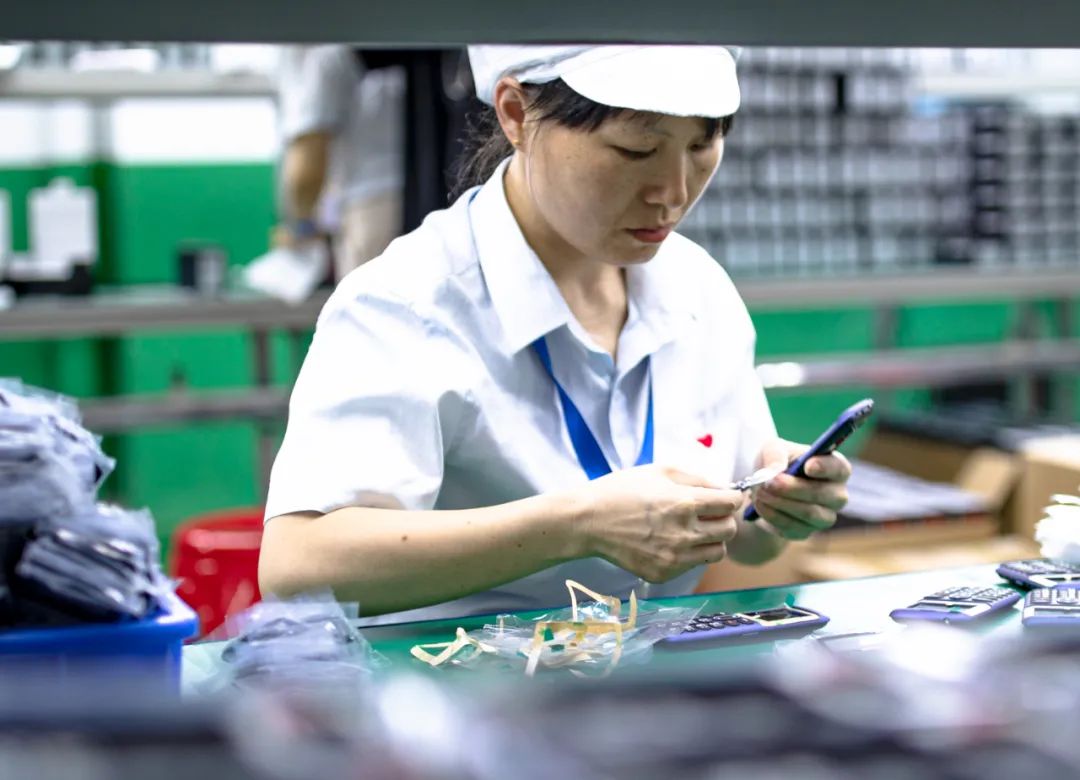 江西上饶 智能老人手机生产忙 助力银发市场新突破